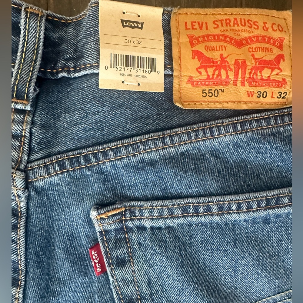 NWT Levi's 550 30x32 Relaxed Fit Med Wash Blue Denim Straight Jeans - Picture 3 of 5